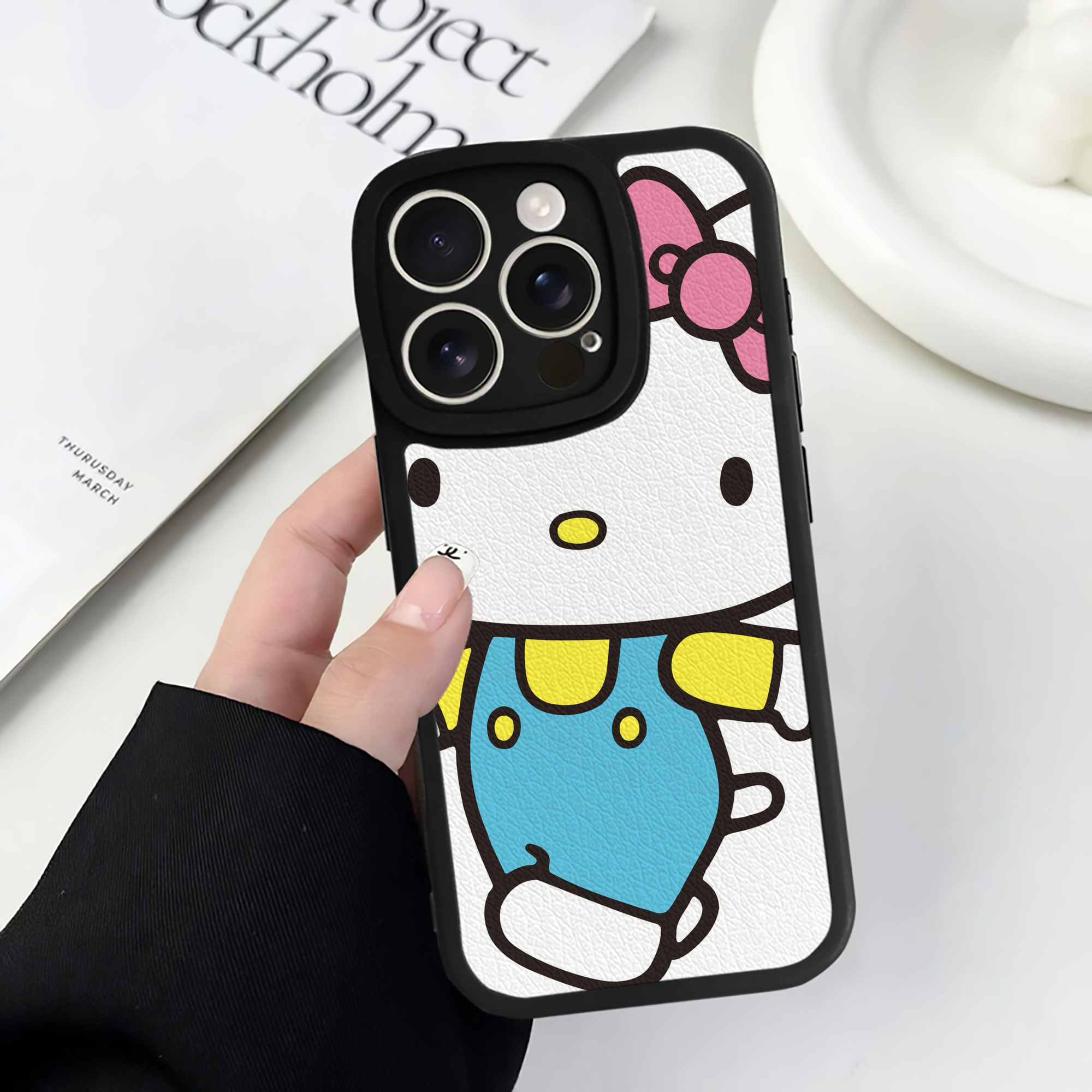 （画像用） Hello Kitty ハローキティ 【iPhone 16シリーズ対応】シリコンスマホケース（レザー調） 材質：シリコン
